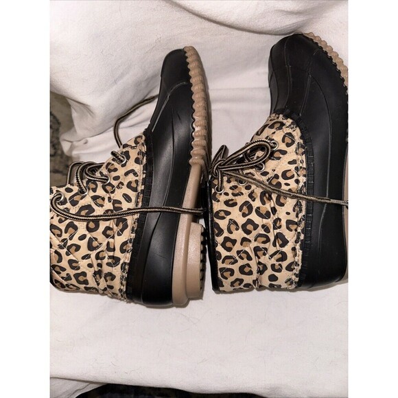 Magellan Outdoors Women's Cheetah Duck Boots Shoes Size 7 Has Yuck On Right Shoe - Picture 4 of 6